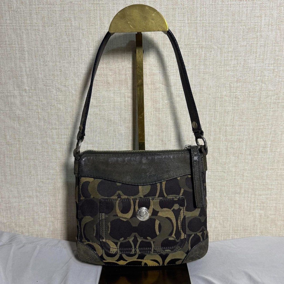 COACH SHOULDER BAG (Category: Luxury Bags & Wallets) located in Claveria. Submitted by jhunaceeeeee (Listing ID 1461811733, Image 1). Description: 💯Authentic Sign of use only No major flaw Bag only.