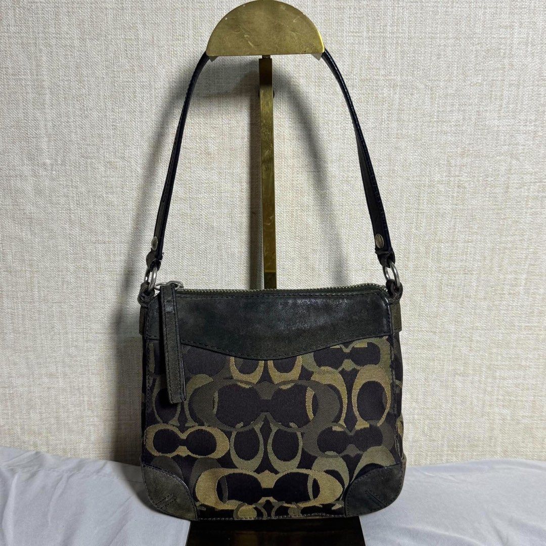 COACH SHOULDER BAG (Category: Luxury Bags & Wallets) located in Claveria. Submitted by jhunaceeeeee (Listing ID 1461811733, Image 2). Description: 💯Authentic Sign of use only No major flaw Bag only.