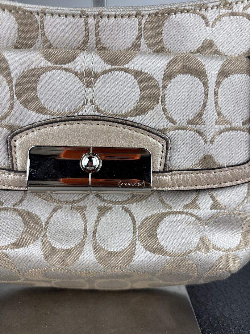 Coach Signature Shoulder Bag (Category: Shoulder Bags) located in Makati City. Submitted by ragrepository (Listing ID 1461952415, Image 2). Description: Coach Signature Needs minor cleaning No major Flaws .