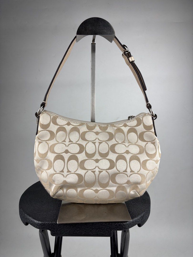 Coach Signature Shoulder Bag (Category: Shoulder Bags) located in Makati City. Submitted by ragrepository (Listing ID 1461952415, Image 3). Description: Coach Signature Needs minor cleaning No major Flaws .