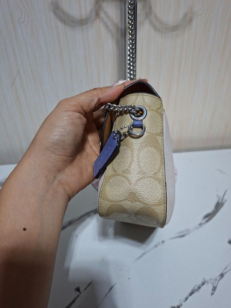 COACH SLING (Category: Cross-body Bags) located in Guimba. Submitted by imerlouberlykym (Listing ID 1461961947, Image 2). Description: .