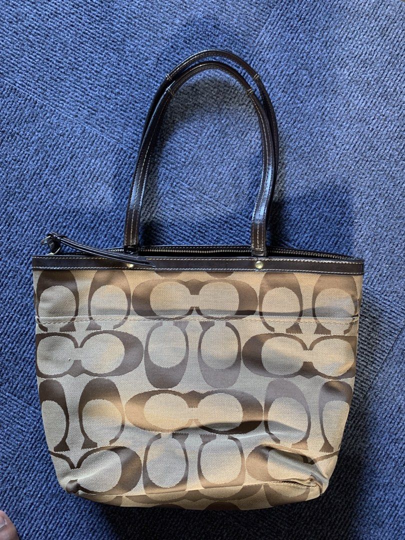 Coach tote (Category: Tote Bags) located in Manila. Submitted by zen_luxurybags (Listing ID 1461819941, Image 2). Description: .