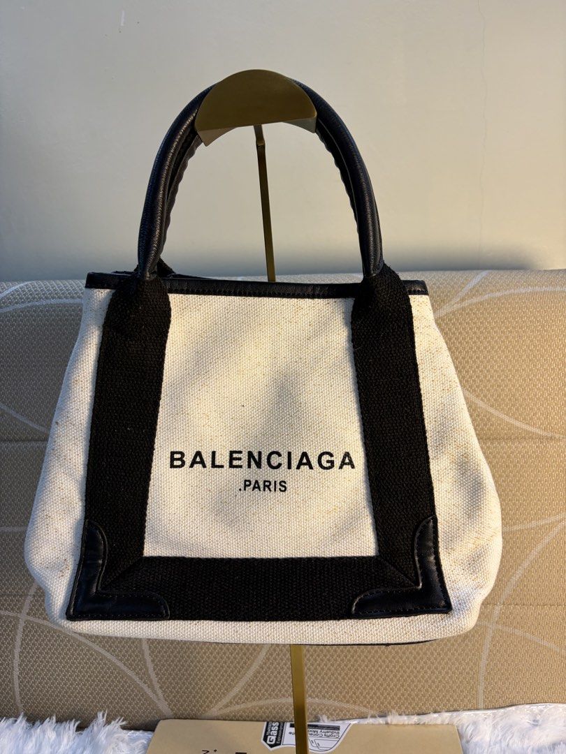 Coded balenciaga bag (Category: Shoulder Bags) located in Goa. Submitted by zahar_modern_thrift_bags001 (Listing ID 1461986503, Image 1). Description: .