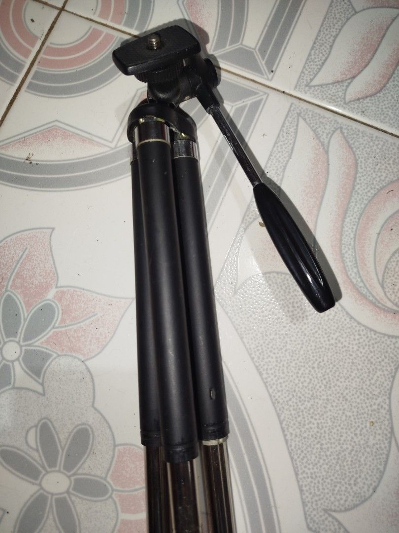 Compact Black Tripod with Extendable Legs (Category: Tripods & Monopods) located in Manila. Submitted by jojo.welter (Listing ID 1461809616, Image 2). Description: - Portable tripod for cameras or smartphones - Extendable legs for adjustable height - Head tilts and swivels for versatile angles - Compact and easy to carry around - Perfect for stable shots on the go - Original camera tripod from abroad.