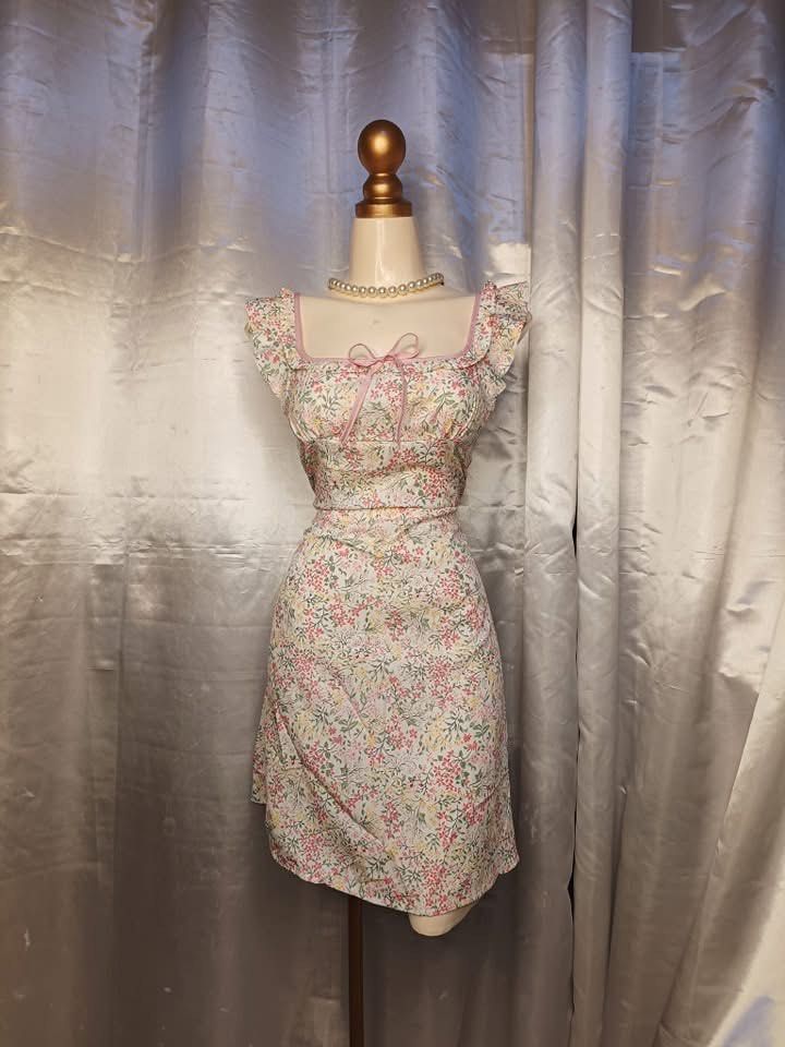 Coquette Floral Square Neck Ruffle Sleeve Mini Dress (Category: Dresses) located in Batangas. Submitted by nommi26 (Listing ID 1461946310, Image 1). Description: Fits s to m - Adorable floral print mini dress - Features a chic square neckline with a tie detail - Flirty ruffle sleeves - Flattering wrap-around skirt design - Lightweight and comfortable fabric - Ideal for summer outings and casual events.