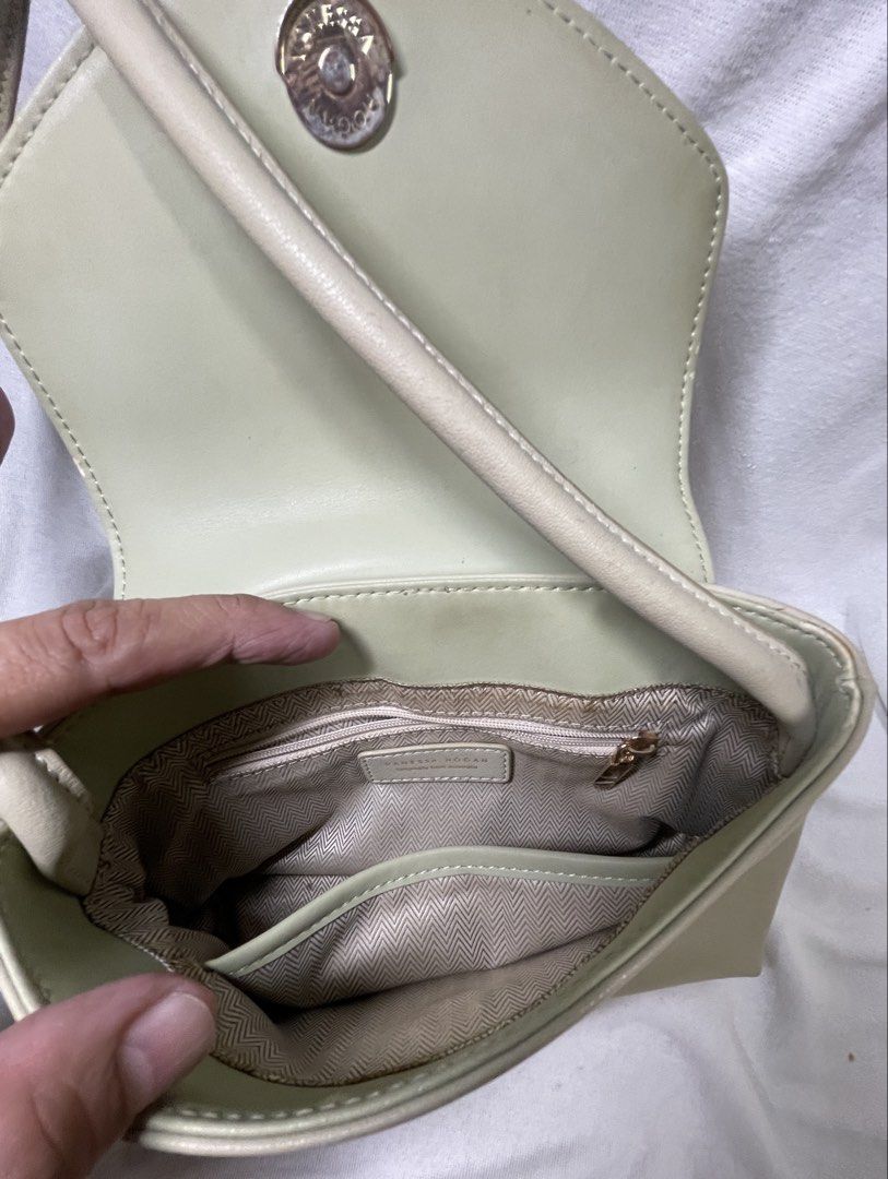 Cream Envelope Shoulder Bag with Gold Clasp (Category: Luxury Bags & Wallets) located in Mandaluyong City. Submitted by coolmeybab (Listing ID 1461822383, Image 2). Description: - Elegant cream-colored shoulder bag - Stylish envelope flap with a secure gold clasp closure - Comfortable single curved handle - Interior includes a zippered pocket and a small slip pocket for organization - Clean and well-maintained lining.