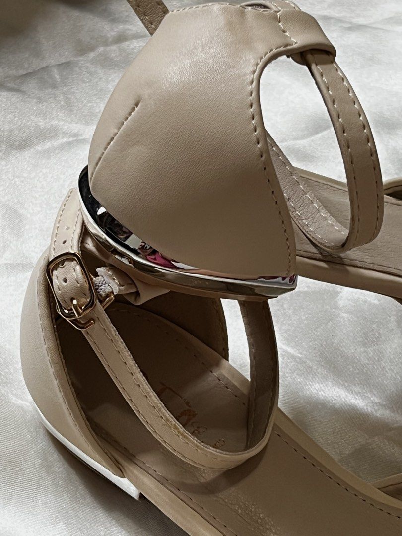 Cream White Pointed Sandals (Category: Sandals) located in Las Pinas. Submitted by rich.collects (Listing ID 1461861969, Image 3). Description: 🤍 size: EU40 | US9 | 24.5cm (also fits if you’re size US8) 🤍 with box .