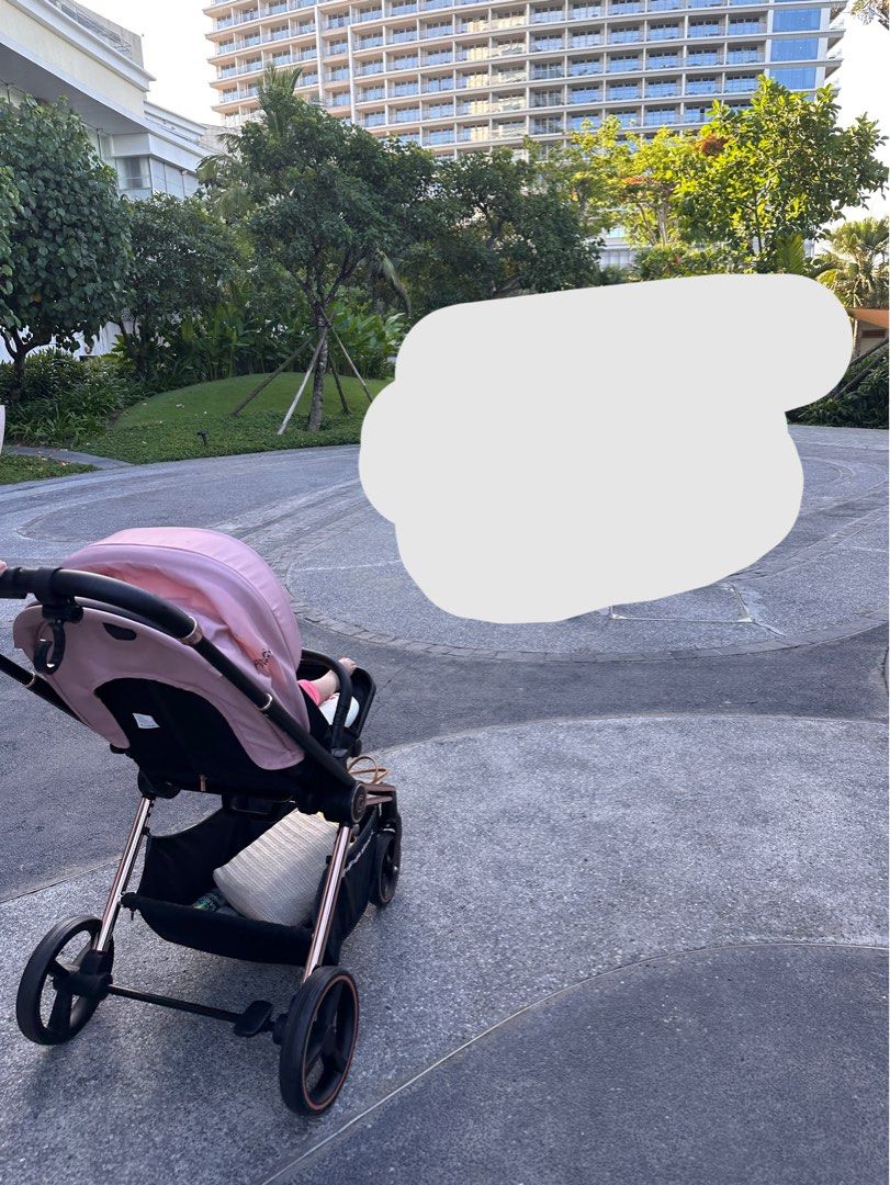 Crolla Flexxi Stroller - 2 Ways Facing (Category: Strollers) located in Puchong. Submitted by xinhui1216 (Listing ID 1461849708, Image 3). Description: - Crolla Flexxi stroller in a stylish pink color. - Versatile seat can face forward or backward. - Features a secure magnetic buckle for easy fastening. - Travel system compatible for added convenience. - Designed for easy maneuverability on the go..