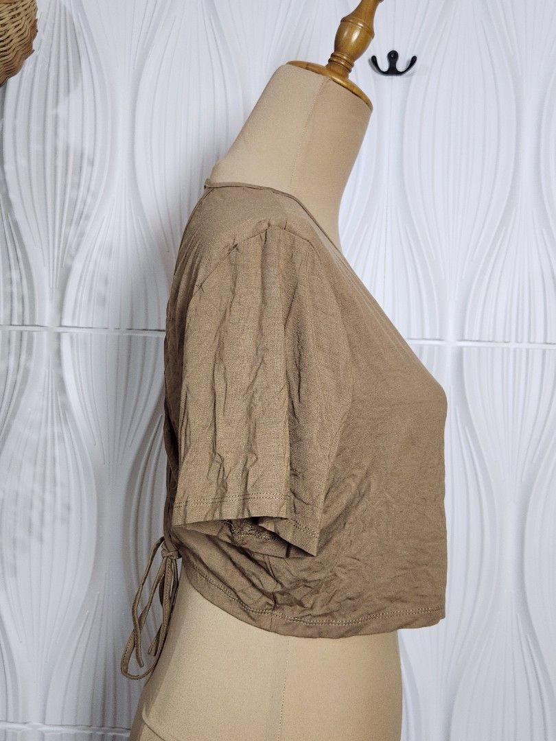 Crop top Med to 2 XL (Category: Blouses) located in Marikina City. Submitted by KanamiFinds (Listing ID 1461900997, Image 2). Description: length : 13 inches from shoulders Bust: 38 to 50 inches.
