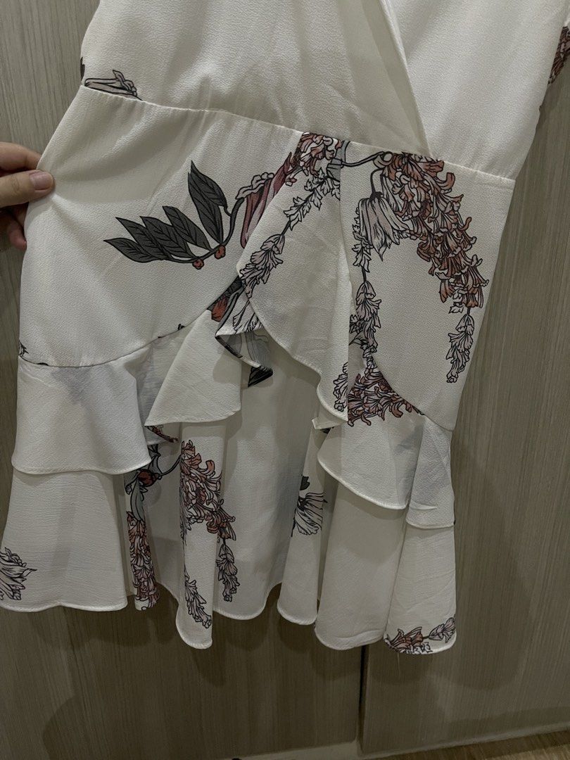 Cute floral mini dress (Category: Dresses) located in Manila. Submitted by shiezzels (Listing ID 1461980156, Image 2). Description: Bought in Singapore Adjustable straps Has an inner shorts Back zipper closure Cute ruffle details Can fit up to medium.