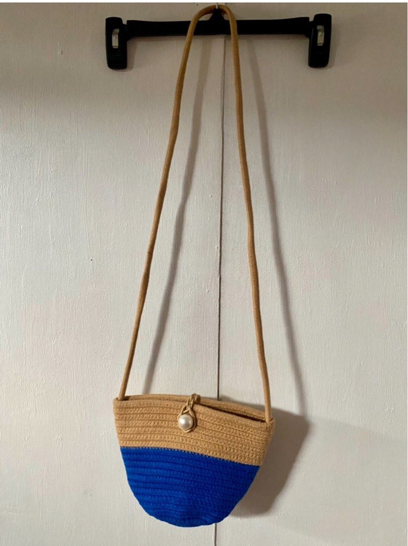 cutie beach sling bag (Category: Beach Bags) located in Cebu City. Submitted by prelovedbygaely (Listing ID 1461805856, Image 1). Description: kasya phone and small wallet.
