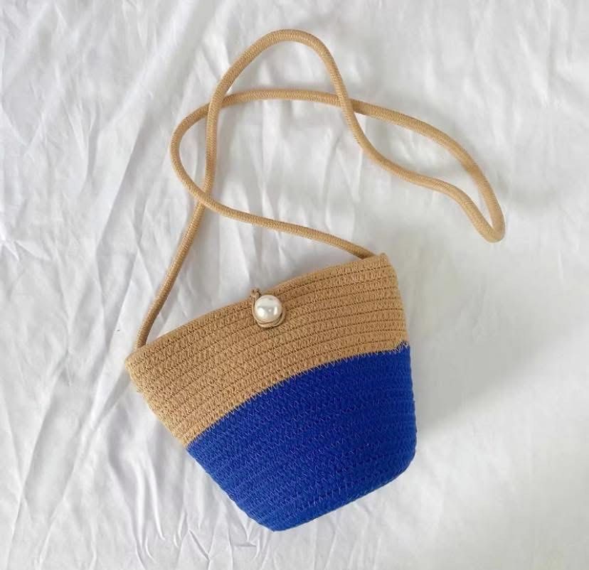 cutie beach sling bag (Category: Beach Bags) located in Cebu City. Submitted by prelovedbygaely (Listing ID 1461805856, Image 2). Description: kasya phone and small wallet.