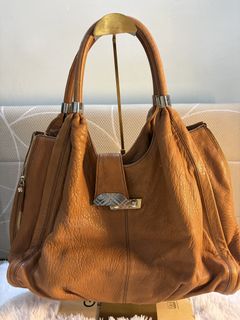 (Category: ) located in . Submitted by zahar_modern_thrift_bags001 (Listing ID 1461989098, Image 1). Description: .