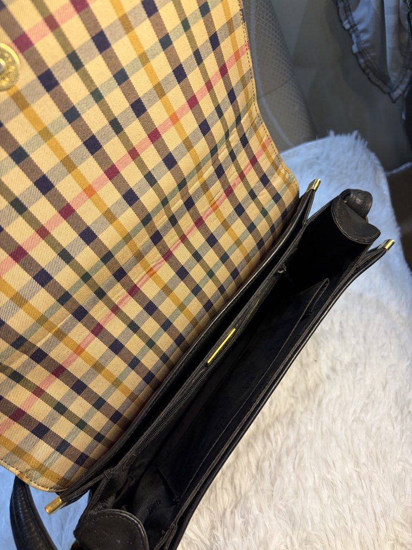 Daks shoulder bag (Category: Shoulder Bags) located in Goa. Submitted by zahar_modern_thrift_bags001 (Listing ID 1461988889, Image 2). Description: .