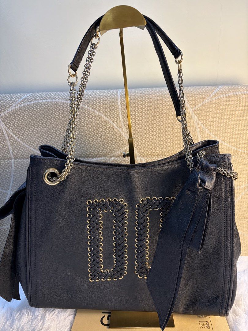 Daks tote bag (Category: Tote Bags) located in Goa. Submitted by zahar_modern_thrift_bags001 (Listing ID 1461988166, Image 1). Description: .