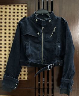 (Category: ) located in . Submitted by decluttercloset_niks (Listing ID 1461961344, Image 1). Description: .