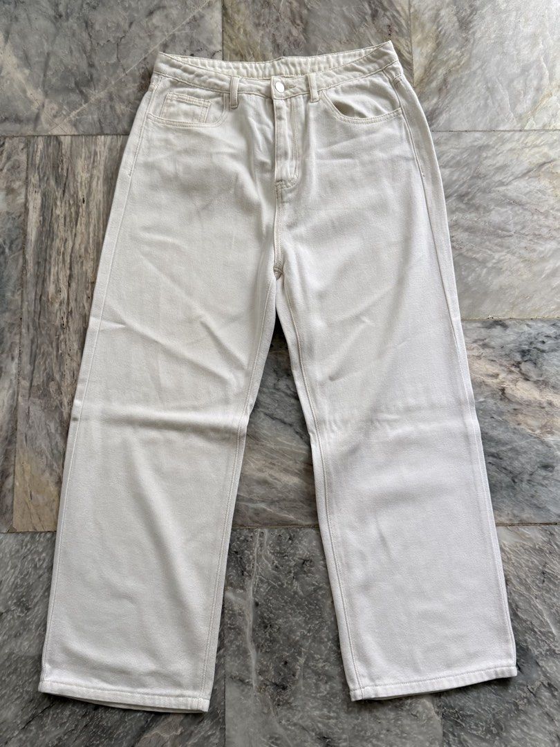 DAZY White Wide Leg Jeans XL (Category: Jeans) located in San Mateo. Submitted by aifoslvdr (Listing ID 1461834080, Image 1). Description: - Brand: DAZY - Style: White Wide Leg Jeans - Size: XL.