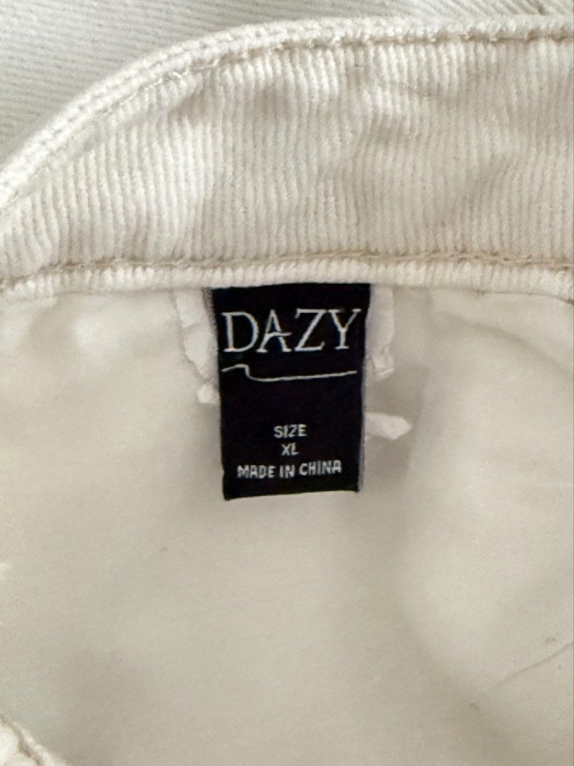 DAZY White Wide Leg Jeans XL (Category: Jeans) located in San Mateo. Submitted by aifoslvdr (Listing ID 1461834080, Image 2). Description: - Brand: DAZY - Style: White Wide Leg Jeans - Size: XL.