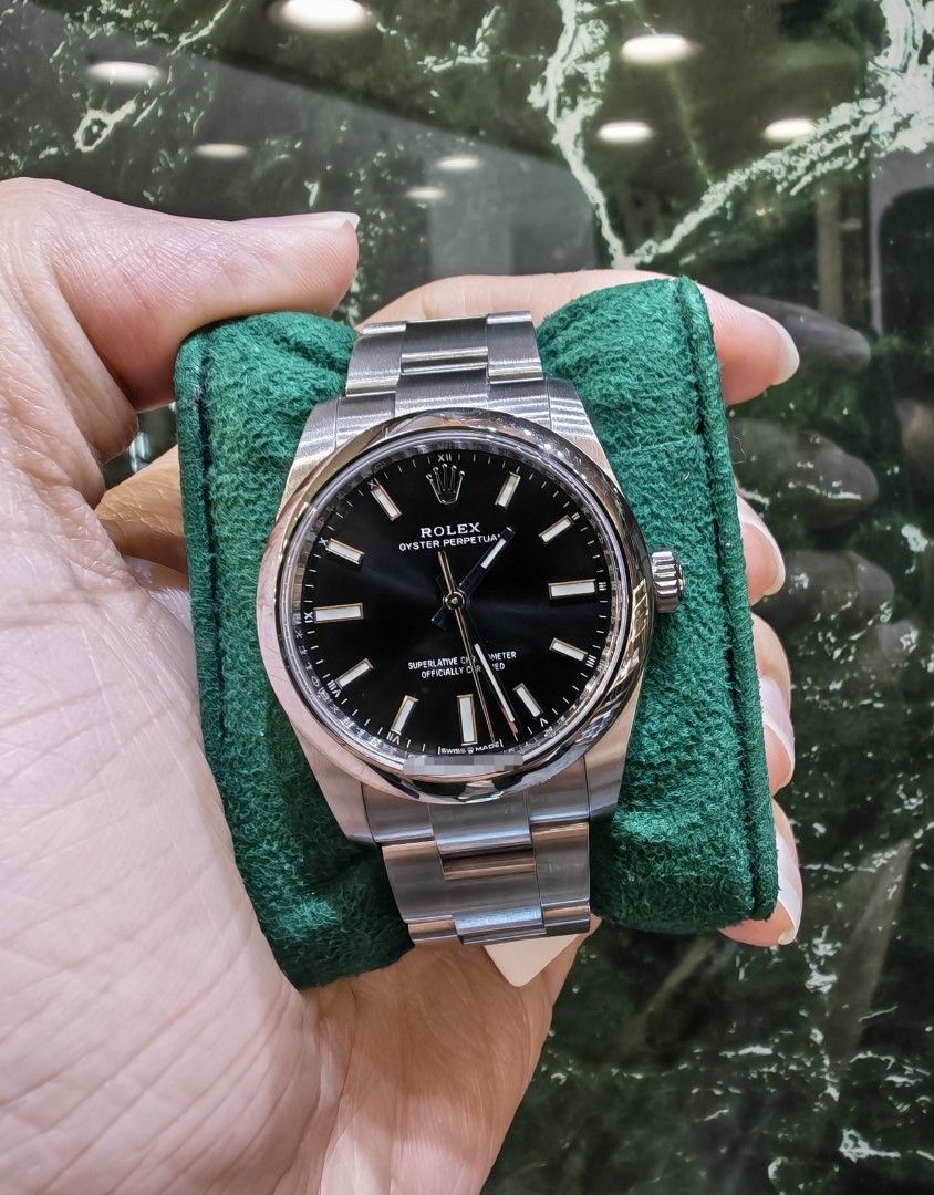 Dec 2021 Rolex oyster perpetual op34 black dial 124200 (Category: Watches) located in Singapore. Submitted by hengwatch (Listing ID 1461933037, Image 1). Description: Rolex oyster perpetual op 34mm black dial model 124200 very mint condition comes with box and cert dated Dec 2021 selling for $7800 hsbc and standard chartered and dbs and uob and OCBC ipp available 6/12/24 months OCBC 36 months located at the BENCOOLEN #01-80 Singapore 189646 HP: 8