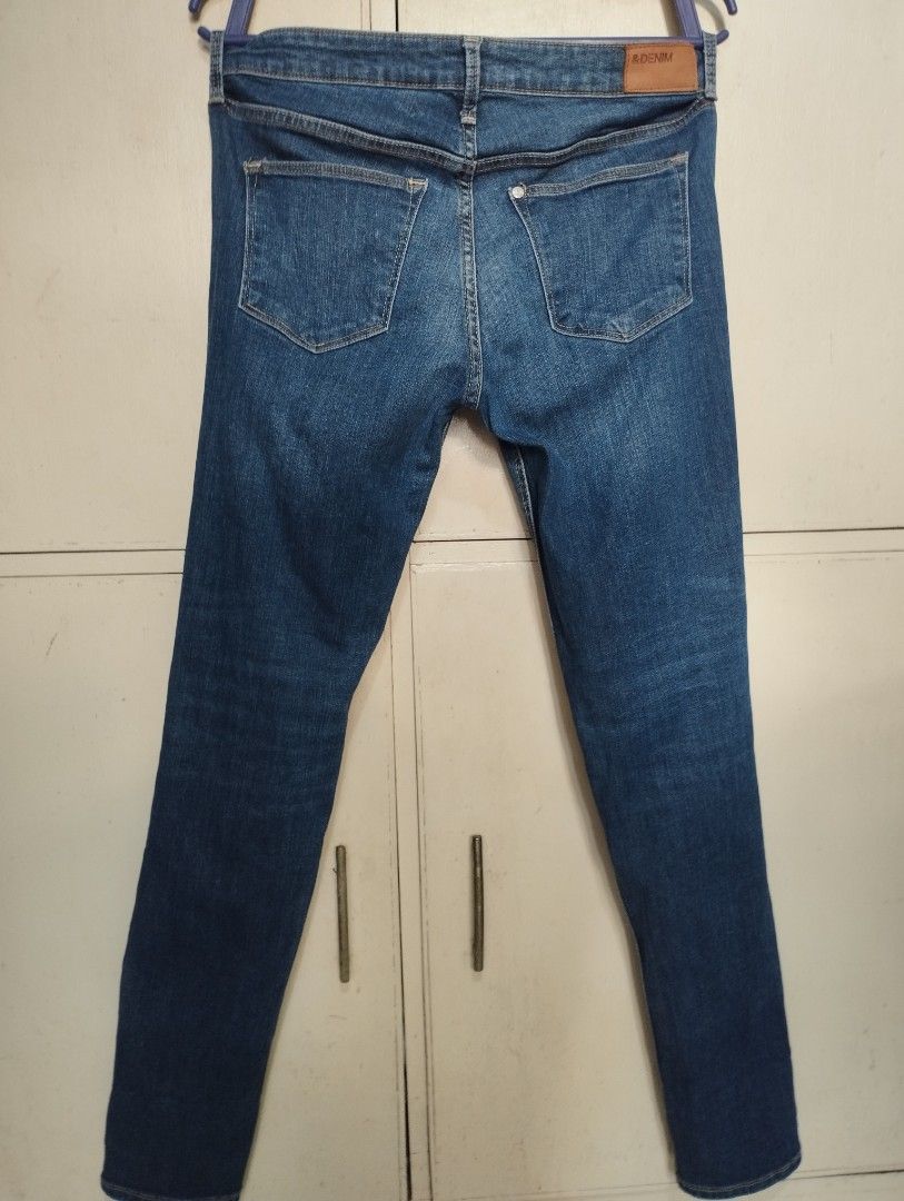 &Denim by H&M (Category: Jeans) located in San Fernando. Submitted by nerosales (Listing ID 1462028455, Image 3). Description: &Denim by H&M Skinny Low Rise 98% cotton 2% elastain (stretchable) actual measurements: waist - 30 inches length - 38 inches hem - 5.5 inches rise - 8.5 inches thigh - 9.5 inches 450 pesos only SM City Pampanga Shipping: J&T Payment: Gcash NO COD / NO COP.