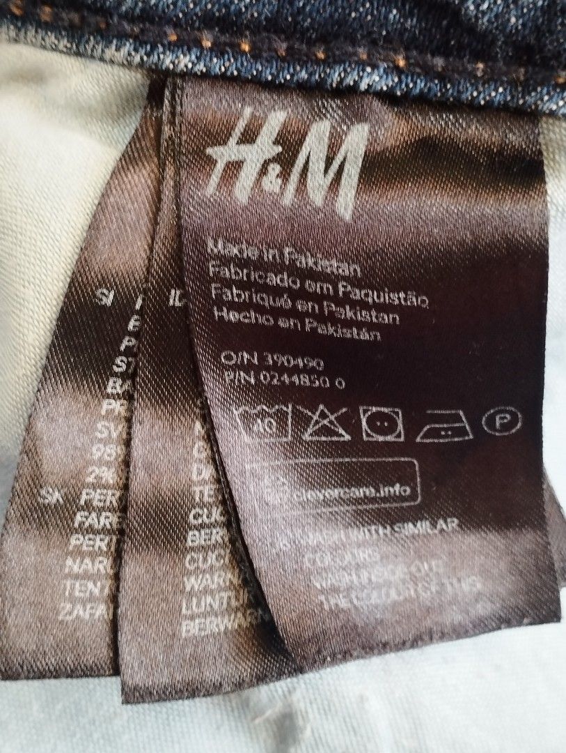 &Denim by H&M (Category: Jeans) located in San Fernando. Submitted by nerosales (Listing ID 1462028455, Image 2). Description: &Denim by H&M Skinny Low Rise 98% cotton 2% elastain (stretchable) actual measurements: waist - 30 inches length - 38 inches hem - 5.5 inches rise - 8.5 inches thigh - 9.5 inches 450 pesos only SM City Pampanga Shipping: J&T Payment: Gcash NO COD / NO COP.