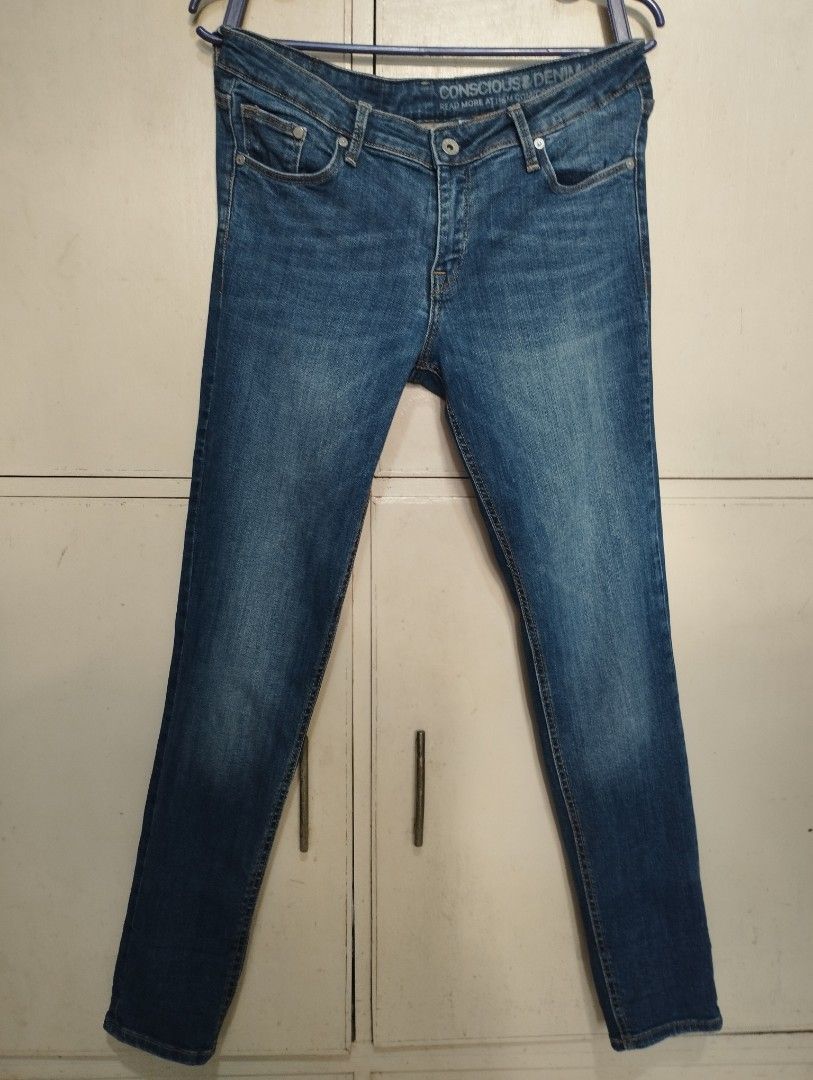 &Denim by H&M (Category: Jeans) located in San Fernando. Submitted by nerosales (Listing ID 1462028455, Image 1). Description: &Denim by H&M Skinny Low Rise 98% cotton 2% elastain (stretchable) actual measurements: waist - 30 inches length - 38 inches hem - 5.5 inches rise - 8.5 inches thigh - 9.5 inches 450 pesos only SM City Pampanga Shipping: J&T Payment: Gcash NO COD / NO COP.
