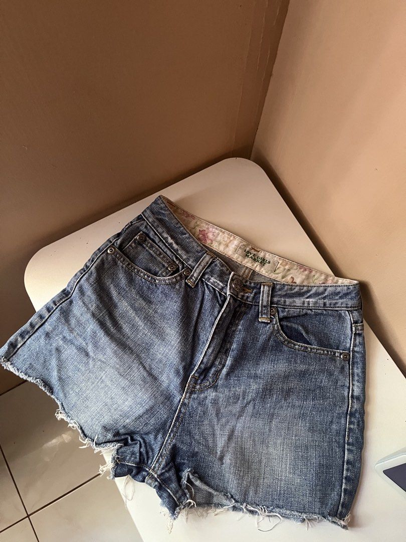 Denim Shorts (Category: Shorts) located in Dagupan City. Submitted by whimsyluns (Listing ID 1461829019, Image 1). Description: Denim shorts size: waist:28inch length: 13 makapal denim/ cut super ganda ng quality 10/10.