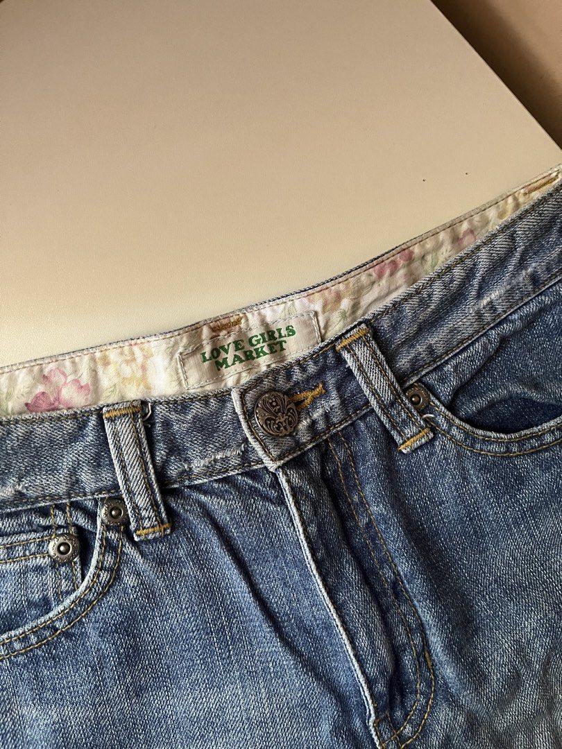 Denim Shorts (Category: Shorts) located in Dagupan City. Submitted by whimsyluns (Listing ID 1461829019, Image 3). Description: Denim shorts size: waist:28inch length: 13 makapal denim/ cut super ganda ng quality 10/10.