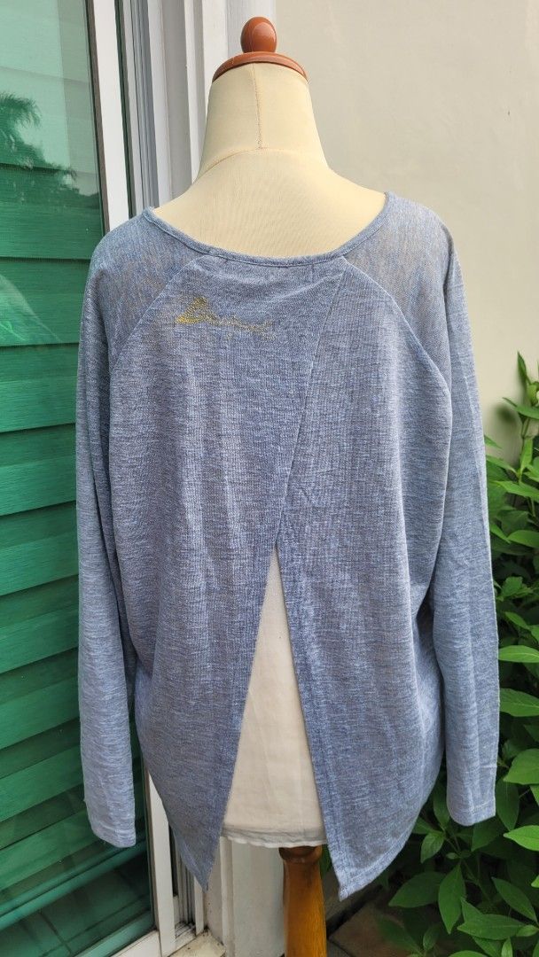 Desigual Grey Long Sleeve Y2K Top (Category: Longsleeves) located in Muntinlupa City. Submitted by havilahph (Listing ID 1461860863, Image 3). Description: Grey long-sleeved top from Desigual. Features a vibrant floral print on the front that's great for those looking for a Y2K vibe. .