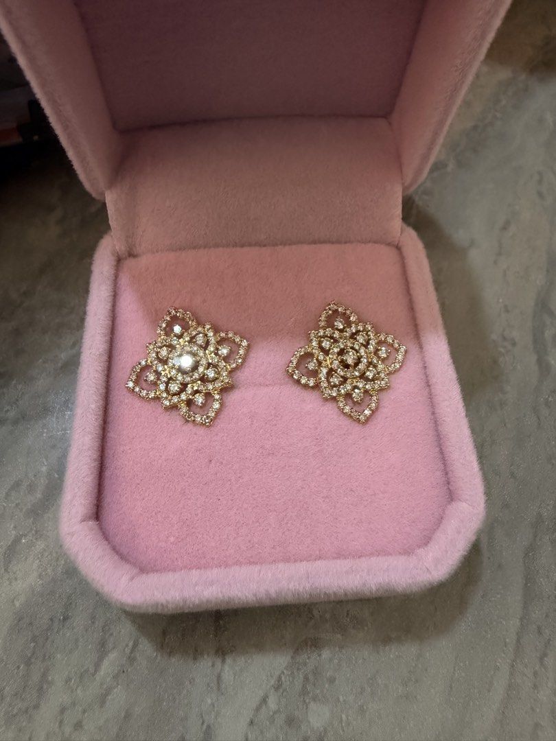 Diamond Minaret earrings (Category: Earrings) located in Muntinlupa City. Submitted by kcshopph (Listing ID 1461798500, Image 2). Description: -1ct diamond 18k yellow gold Elegant square earrings with intricate floral design. - Set with genuine natural diamonds. - Features K18 gold marking. - Comes with a diamond identification certificate. - Earring backs are included. .