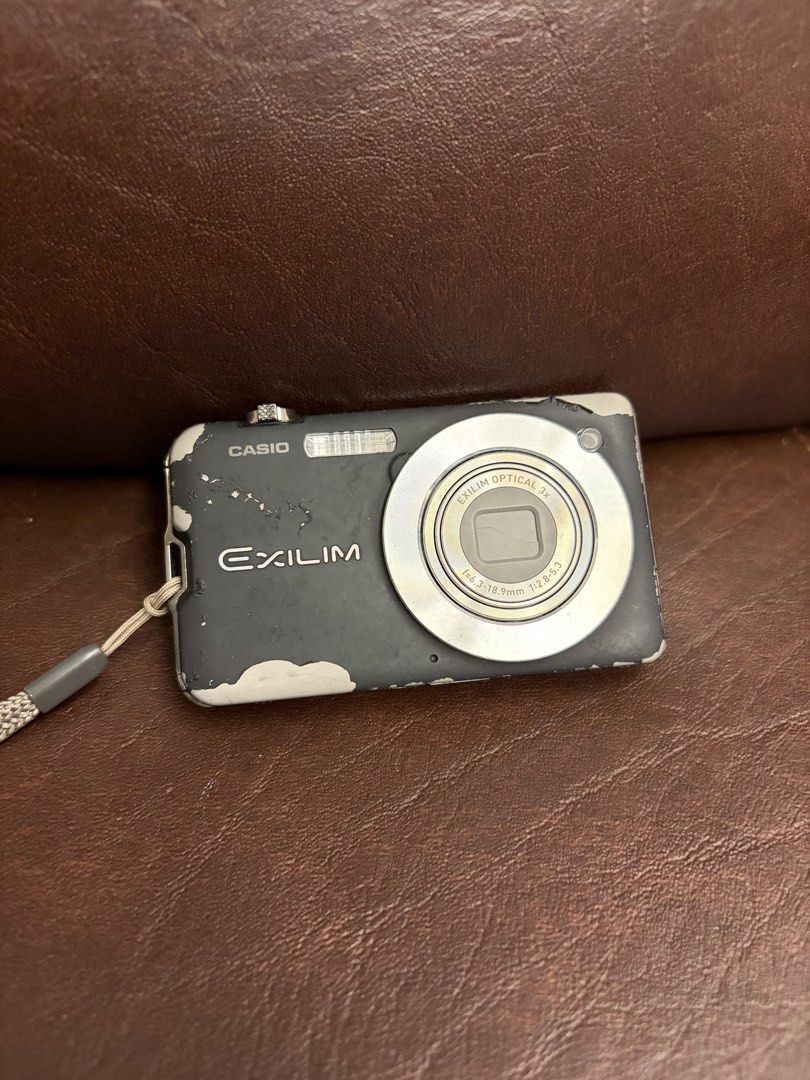 Digicam Casio Exilim EX-S10 (Category: Cameras) located in Pasay City. Submitted by lavvcutie (Listing ID 1461928220, Image 1). Description: - Working - with battery, memory card, battery charger.