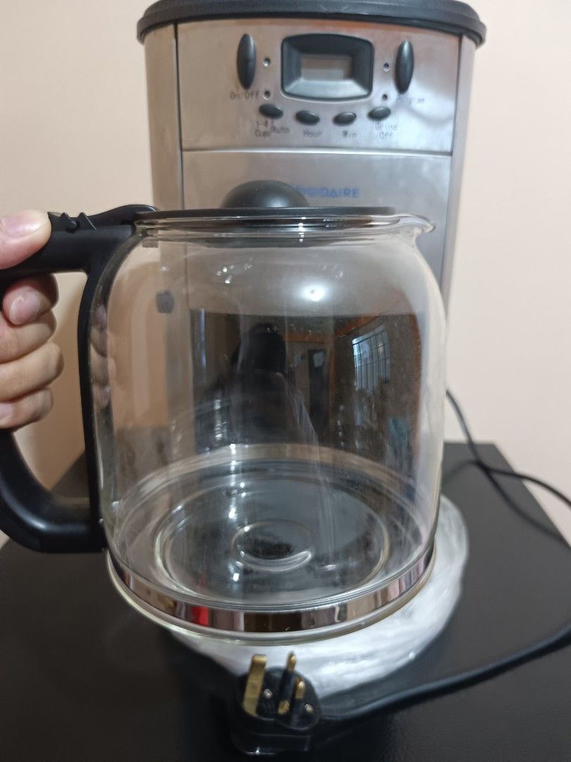 Digital grind and brew coffee maker (Category: Coffee Machines & Makers) located in Baguio. Submitted by hayatihabi23287 (Listing ID 1461837780, Image 2). Description: FRIGIDAIRE FD7188 Digital Grind and Brew Coffee Maker ‎.Malinis pa punasan lang kasi kabubukas ang box maalikabok ‎.See pictures for details ‎.built in coffee grinder..You can use pre ground coffee or whole coffee beans.removable din for cleaning ‎.Can make 12 cups of coffee ..clos