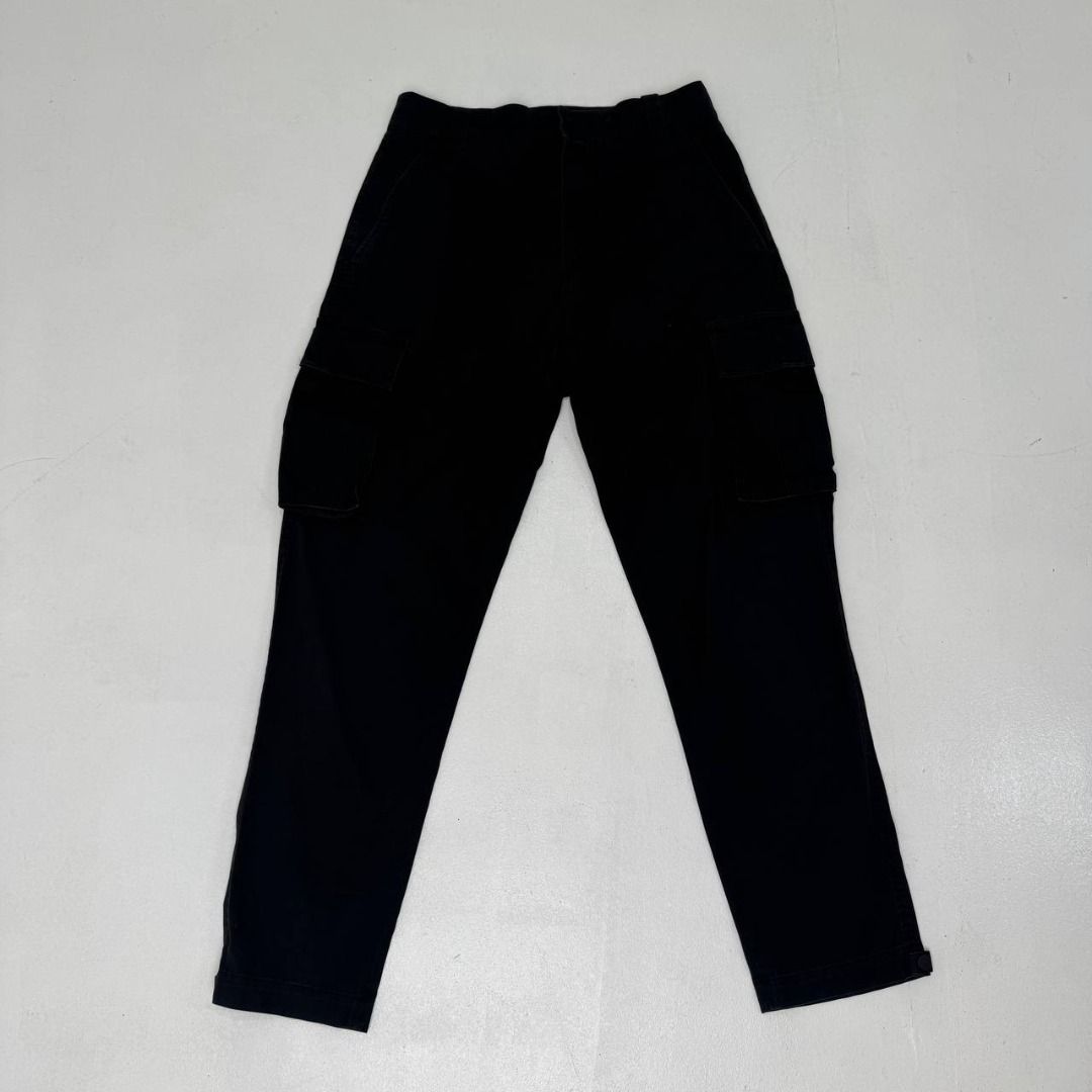 Dior Logo Patch Cargo pants (Category: Luxury Apparel) located in Quezon City. Submitted by johnpaulperezzz (Listing ID 1461898788, Image 3). Description: NAME: Dior Logo Patch Cargo pants COLOR: Black SIZE: 46 FIT: 30 Dimension: Waist: 15 Inseam: 27 Front Rise: 13 Thigh: 11 Knee: 8 Leg Opening: 7 CONDITION: 9/10 ISSUE: -none PRICE: 15k .