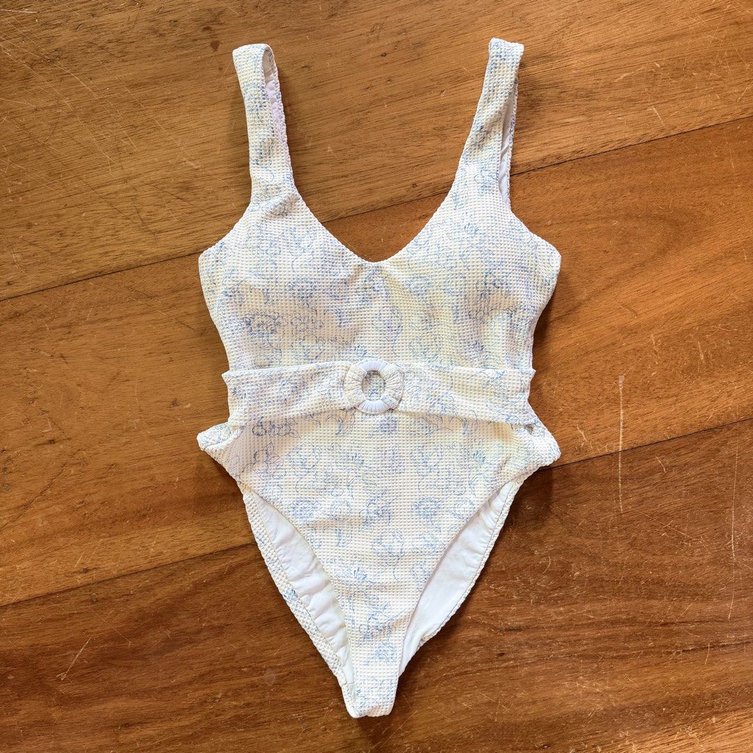Dippin Daisy S-M One Piece (Category: Bikinis & Swimsuits) located in Binan City. Submitted by colormehappyph (Listing ID 1461841451, Image 1). Description: Makapal tela Sakto sa small pero ma stretch pa to hanggang medium to semi large Double lining Maganda fit Cheeky style na high cut Unique design and branded from Australia.