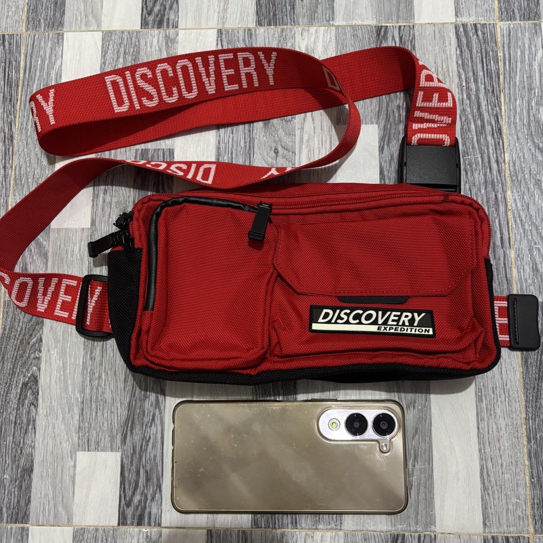 Discovery Expedition Red Chest Bag (Category: Belt bags, Clutches and Pouches) located in Banga. Submitted by akosiloco (Listing ID 1461919865, Image 1). Description: - Red chest bag from Discovery Expedition - Multiple zippered compartments and pockets for organization - Adjustable strap with buckle closure for a secure fit - Ideal for hands-free carrying of essentials - Durable material, suitable for travel or daily use.