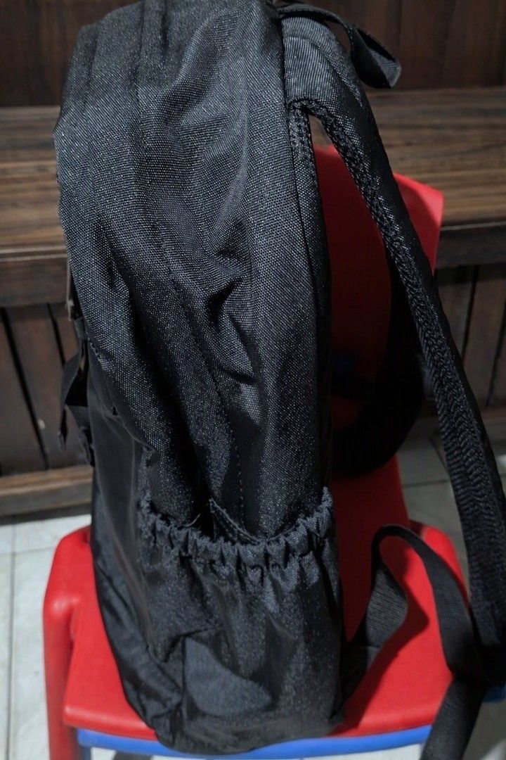 Discovery Icon Bag (Category: Backpacks) located in Pasig City. Submitted by roland_ae86 (Listing ID 1461849780, Image 3). Description: - Black Discovery Icon backpack - Multiple compartments for storage - Includes side pockets - Interior laptop sleeve - Padded back panel for comfort - Adjustable straps - Discovery logo on front and back - Original price tag still attached Selling my slightly used Discovery Icon Bag. Bought it at retail price. Us