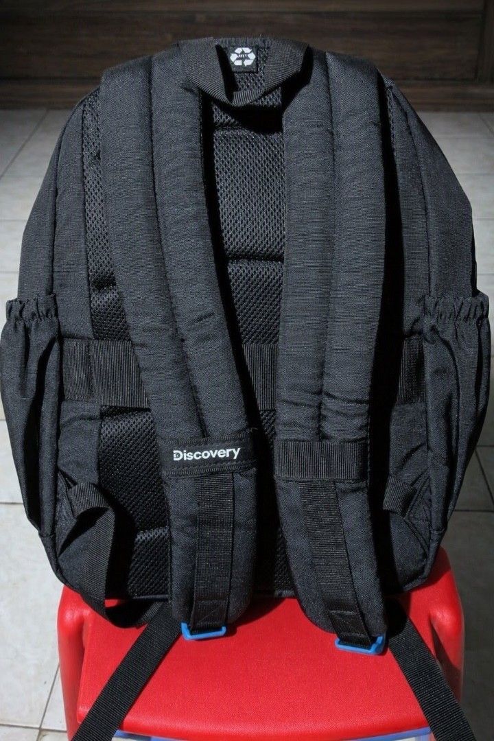 Discovery Icon Bag (Category: Backpacks) located in Pasig City. Submitted by roland_ae86 (Listing ID 1461849780, Image 2). Description: - Black Discovery Icon backpack - Multiple compartments for storage - Includes side pockets - Interior laptop sleeve - Padded back panel for comfort - Adjustable straps - Discovery logo on front and back - Original price tag still attached Selling my slightly used Discovery Icon Bag. Bought it at retail price. Us