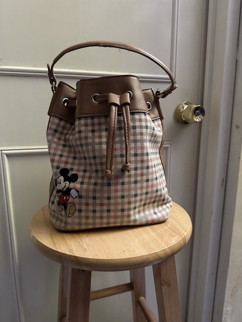 Disney Mickey Bucket Handbag (Category: Purses & Pouches) located in Calapan. Submitted by shakalak2 (Listing ID 1461848170, Image 1). Description: Well use Refer to last 2 photo for flaw From 🇺🇸B.Box.