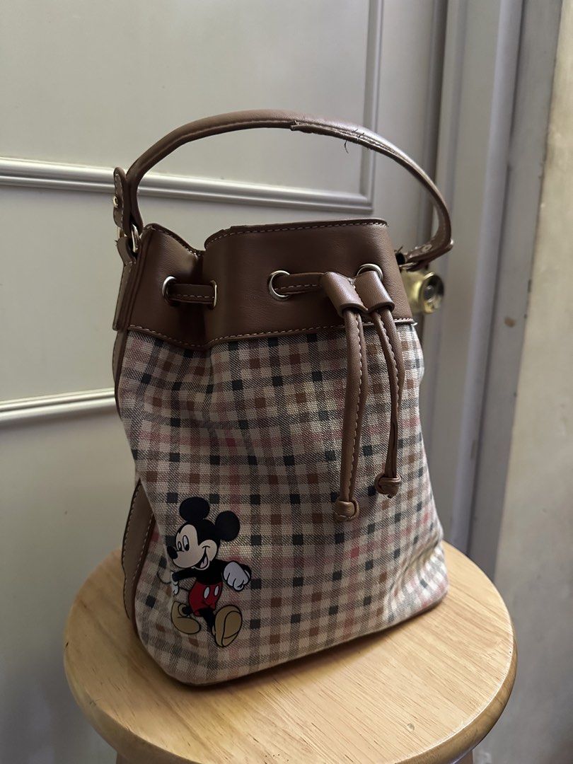 Disney Mickey Bucket Handbag (Category: Purses & Pouches) located in Calapan. Submitted by shakalak2 (Listing ID 1461848170, Image 3). Description: Well use Refer to last 2 photo for flaw From 🇺🇸B.Box.