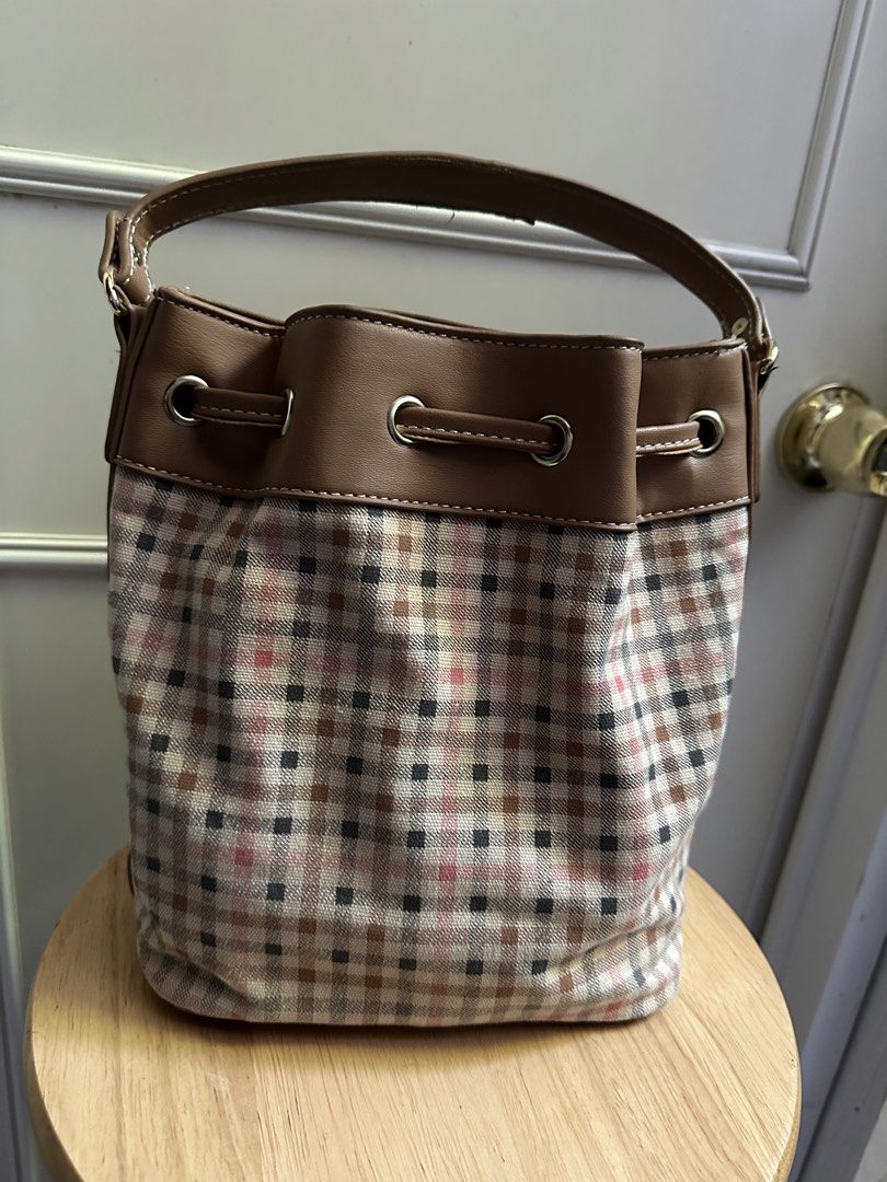 Disney Mickey Bucket Handbag (Category: Purses & Pouches) located in Calapan. Submitted by shakalak2 (Listing ID 1461848170, Image 2). Description: Well use Refer to last 2 photo for flaw From 🇺🇸B.Box.