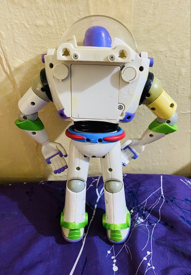 Disney Pixar 2001 Hasbro Buzz Lightyear Action Figure (Category: Action & Battle Toys) located in Manila. Submitted by secretjoy.609 (Listing ID 1461980524, Image 2). Description: - Buzz Lightyear action figure - Made by Hasbro in 2001 - Features movable joints and iconic details - Shows minor scuffs and marks from play - Ideal for any Toy Story fan - Ready for new adventures! Working all buttons Issue no jetpack at yellowish sa back right arm Bu