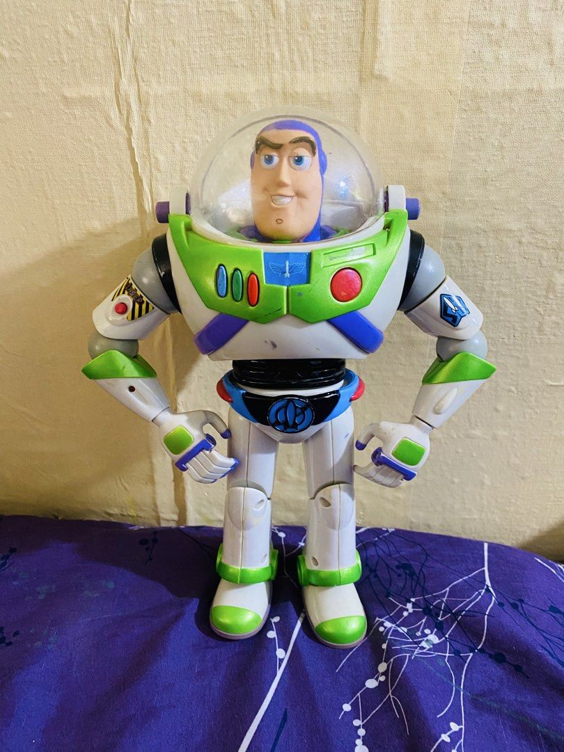 Disney Pixar 2001 Hasbro Buzz Lightyear Action Figure (Category: Action & Battle Toys) located in Manila. Submitted by secretjoy.609 (Listing ID 1461980524, Image 1). Description: - Buzz Lightyear action figure - Made by Hasbro in 2001 - Features movable joints and iconic details - Shows minor scuffs and marks from play - Ideal for any Toy Story fan - Ready for new adventures! Working all buttons Issue no jetpack at yellowish sa back right arm Bu