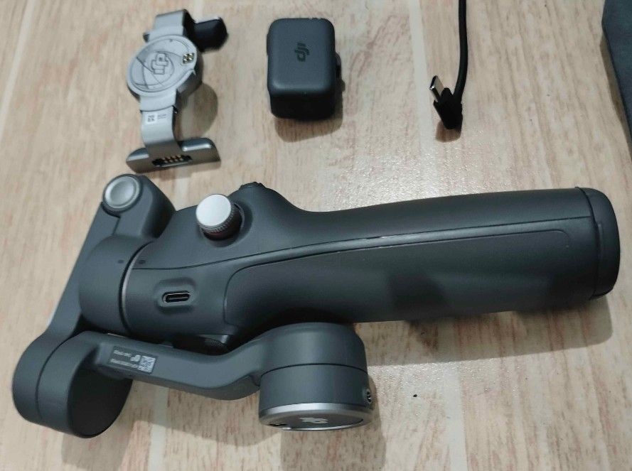 DJI OSMO MOBILE 8 (Category: Other Gadgets) located in Manila. Submitted by silvercloud.b65211 (Listing ID 1462030144, Image 2). Description: halos Bago pa.w/ storage case RFS- upgrade.