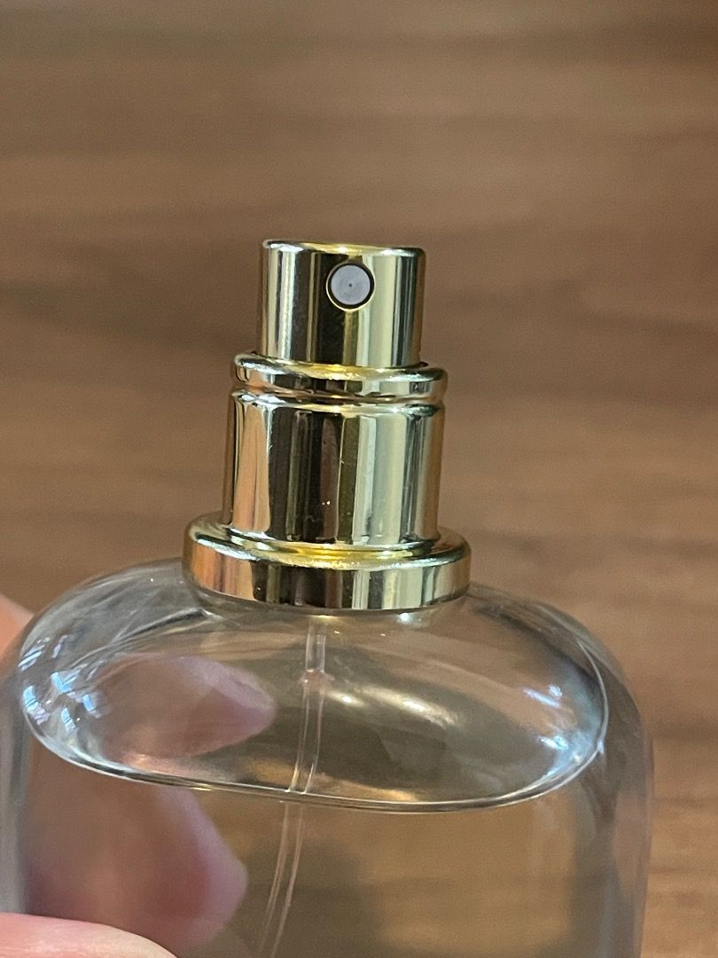Dolce & Gabbana Light Blue EDP 50ml (Category: Fragrance & Deodorants) located in Quezon City. Submitted by brightwall (Listing ID 1461798117, Image 3). Description: - Authentic Dolce & Gabbana Light Blue EDP - Size: 50ml / 1.7 fl oz - Design: Light blue cap with gold accents - Scent Profile: Ideal for everyday wear.