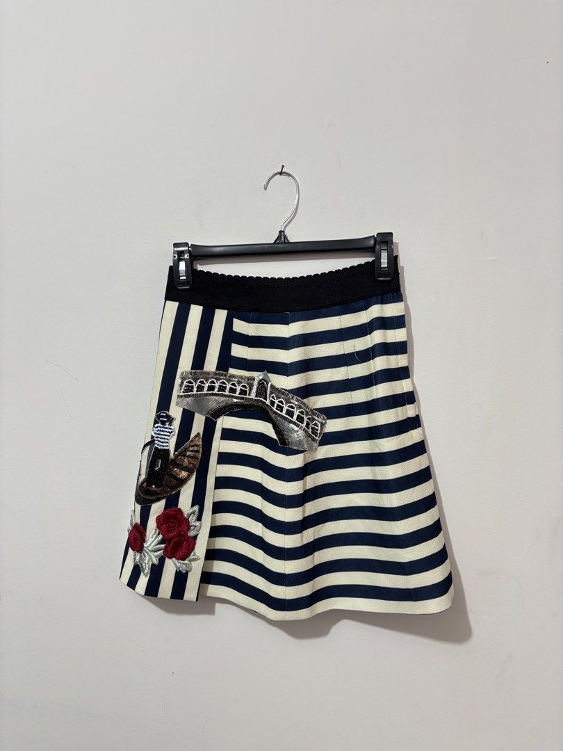 Dolce Gabbana (Category: Luxury Apparel) located in Manila. Submitted by kingblaize (Listing ID 1461830234, Image 1). Description: This is a navy and white striped skirt featuring charming Venetian-themed appliques like a gondola, bridge, and red roses..