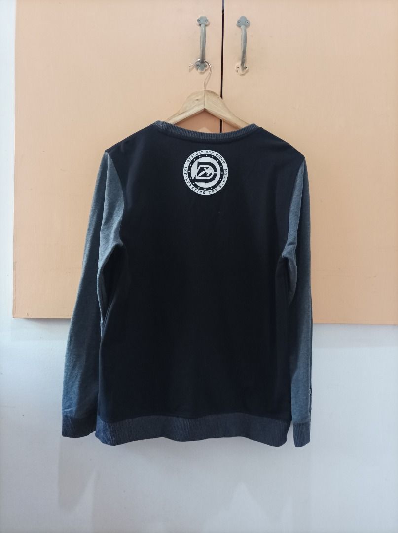 DYSEONE LONGSLEEVE SWEATER (Category: Coats, Jackets and Outerwear) located in Manila. Submitted by ako.si.lemmor (Listing ID 1461825221, Image 2). Description: This is personal use and not thrifted. Dimes: 20.5X27 (L) Color rate: 9.5/10 Issue: None Ship at your own cost or pickup Mandaluyong..