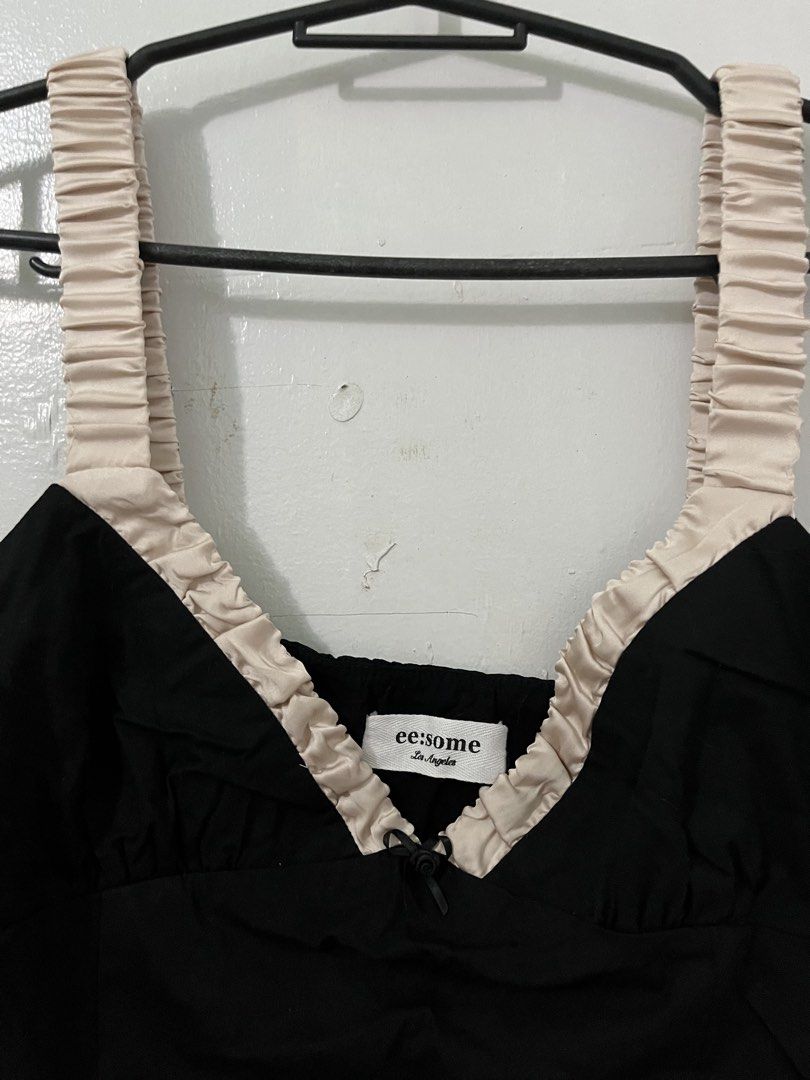 Eesome Black Ruched Strap V-Neck Top (Category: Sleeveless) located in Antipolo. Submitted by starraid777 (Listing ID 1461850893, Image 2). Description: .