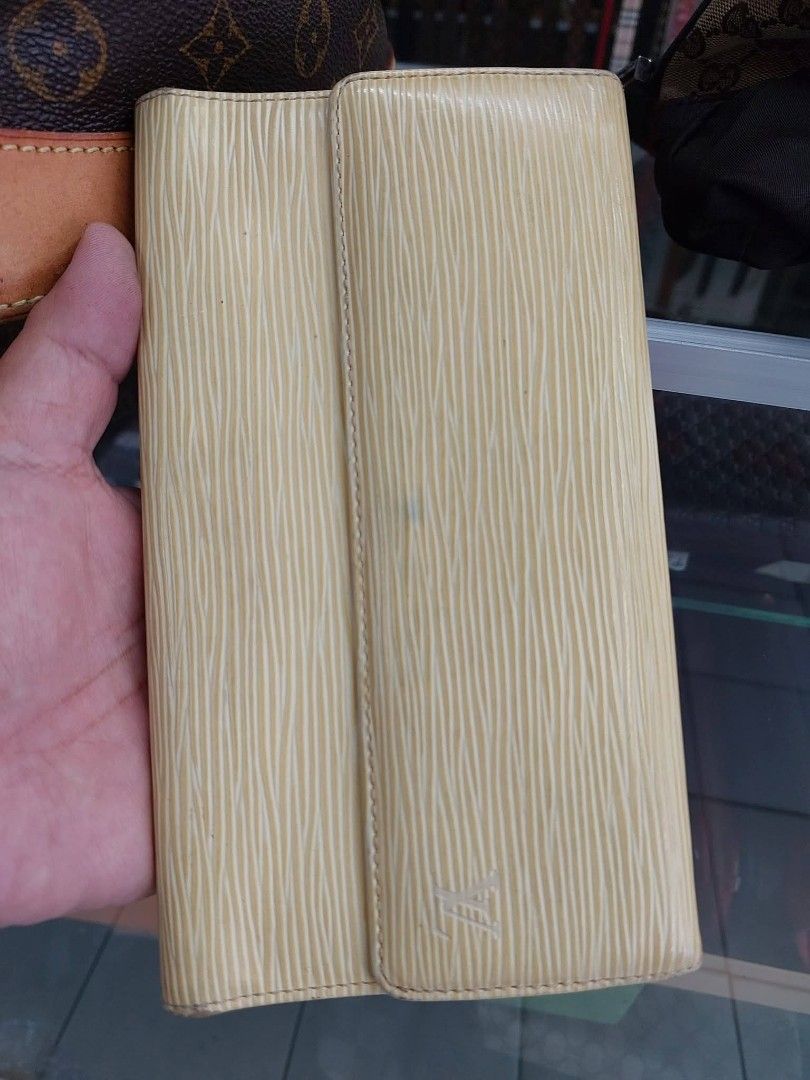 epi long wallet (Category: Wallets & Card holders) located in Cagayan de Oro. Submitted by jocelynt483 (Listing ID 1461818349, Image 1). Description: epi long wallet.