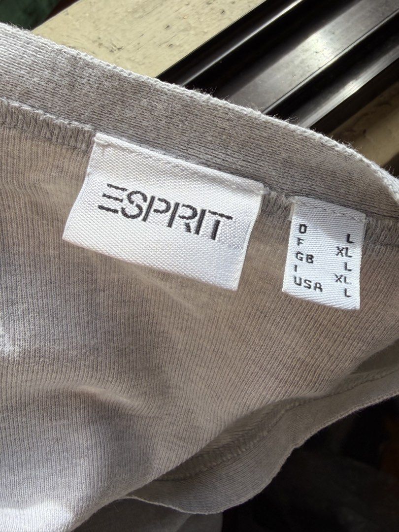 Esprit Gray V-Neck Button-Down Cardigan / Basic Long-Sleeve Knitwear (Category: Coats, Jackets and Outerwear) located in Caloocan City. Submitted by lovedbyzee (Listing ID 1461919294, Image 3). Description: •Large on tag, best fit Medium Send a message if you need exact measurements or have any questions! ✨ •📍North Caloocan / Fairview, Q,C • 🚚 J&T / Lalamove • 💰GCash / Maribank ⁠#esprit #cardigan #neutralstyle #minimalist #vneckcardigan #basic