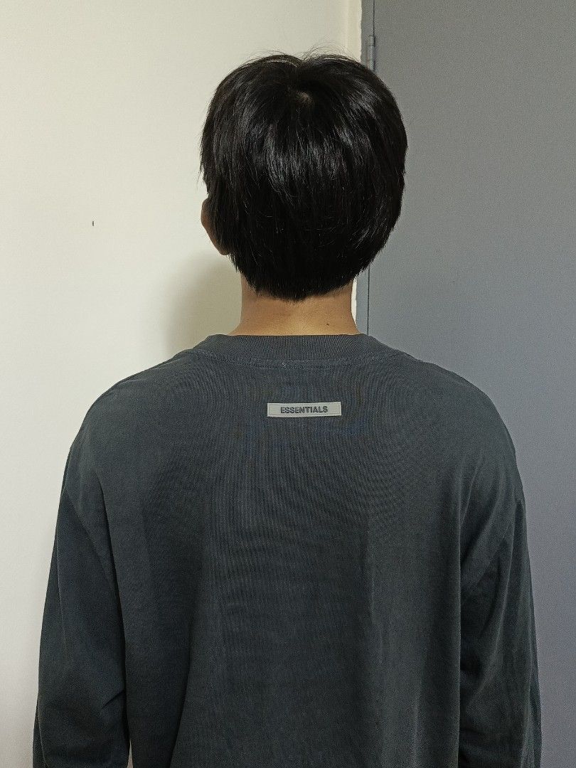 ESSENTIAL Mid script longsleeve (Category: Coats, Jackets and Outerwear) located in San Jose del Monte. Submitted by jmpladero (Listing ID 1461968271, Image 2). Description: Condition: Excellent Condition Size: Large Color Rate: 9.8/10 Issue: cut neck tag Color may vary to lighting Width 21.5 Length 28 Mine ⚠️ Flaker will be posted.